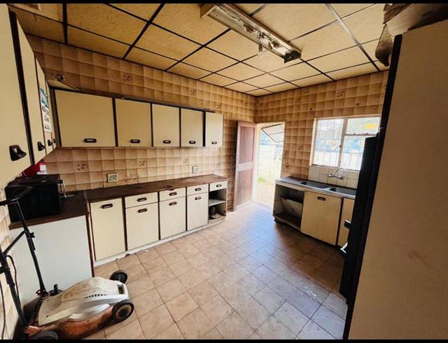 4 BEDROOM HOUSE FOR SALE IN REGENTS PARK